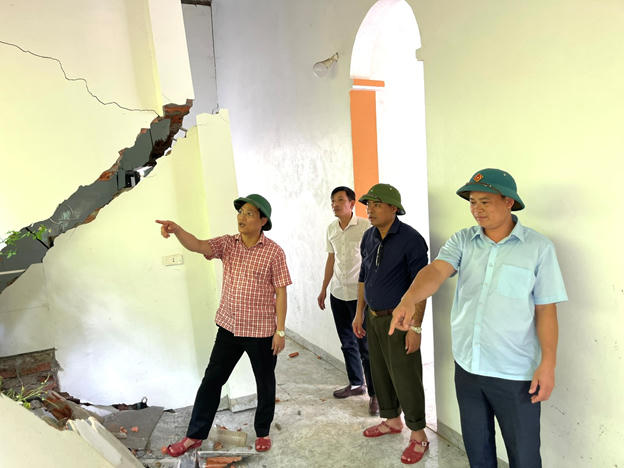 Vết nứt trên đồi làm ảnh hưởng tới 34 hộ dân. Ảnh: DVC Đồng Lương
