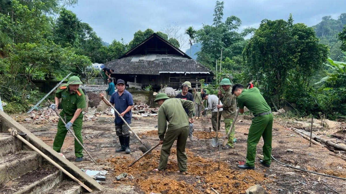 Công an xã Bạch Thông tham gia hỗ trợ người dân xây dựng nhà mới. Ảnh: Công an tỉnh Thái Nguyên.