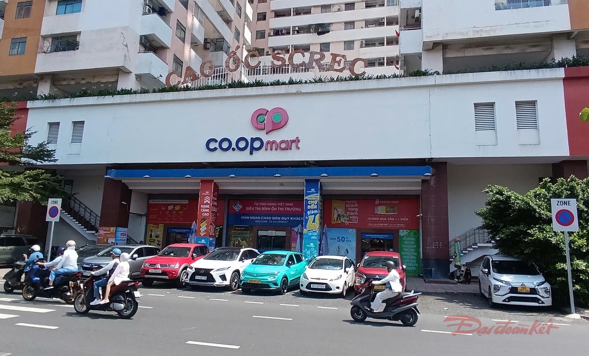 Dù hai bên vỉa hè đường Trường Sa và "vịnh đậu xe" chung cư Screc có biển báo cấm đỗ xe, nhưng có nhiều ô tô đậu, đỗ liên tục tại đây. (ghi nhận vào trưa 29/9/2026). Ảnh: H.Phúc.
