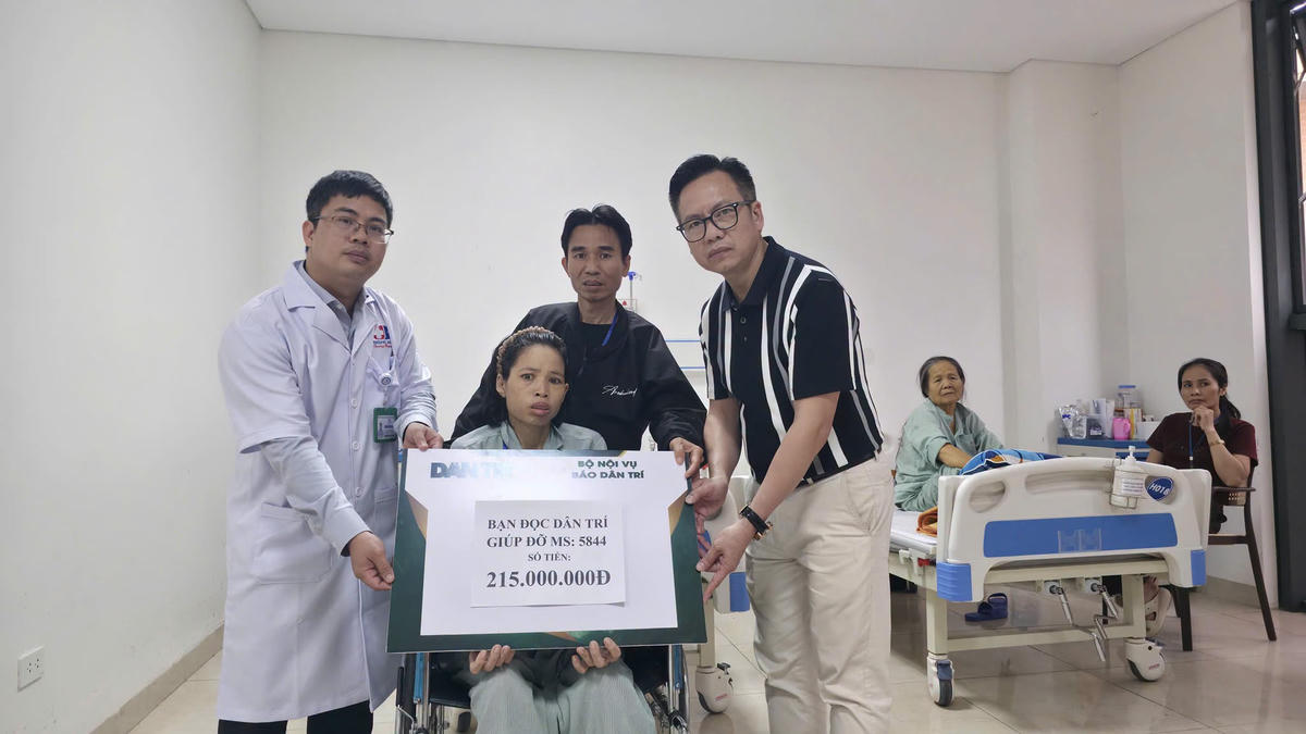 Trong số này, còn có các nhà báo tham gia kêu gọi hỗ trợ những hoàn cảnh khó khăn, vùng thiên tai bão lũ. Ảnh: NP
