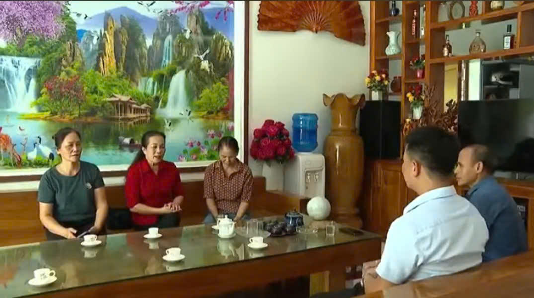 Bà Bùi Thị Thu Yến, Bí thư Chi bộ, Trưởng ban Công tác Mặt trận thôn Lâm Trường (xã Mậu A) đi xuống các hộ dân để tuyên truyền..