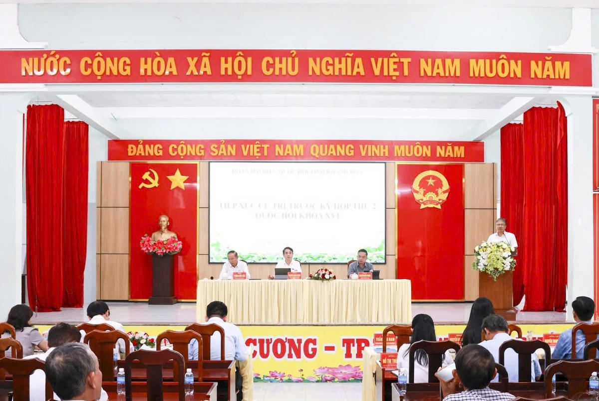 Quang cảnh buổi tiếp xúc cử tri.