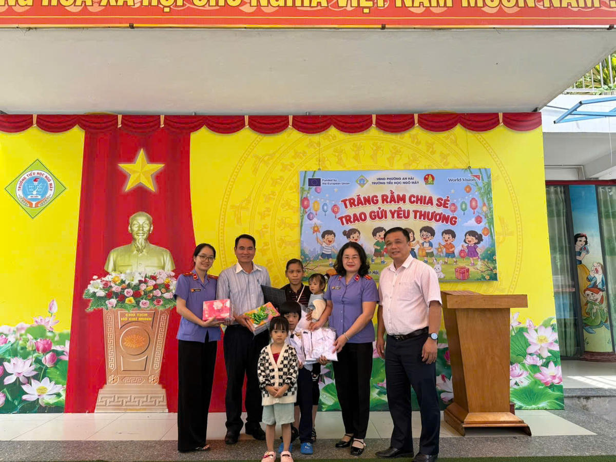 Viện KSND khu vực 2, phường An Hải và Trường tiểu học Ngô Mây hỗ trợ học sinh Nguyễn Văn Nhân đến trường. Ảnh: Nguyễn Tú.