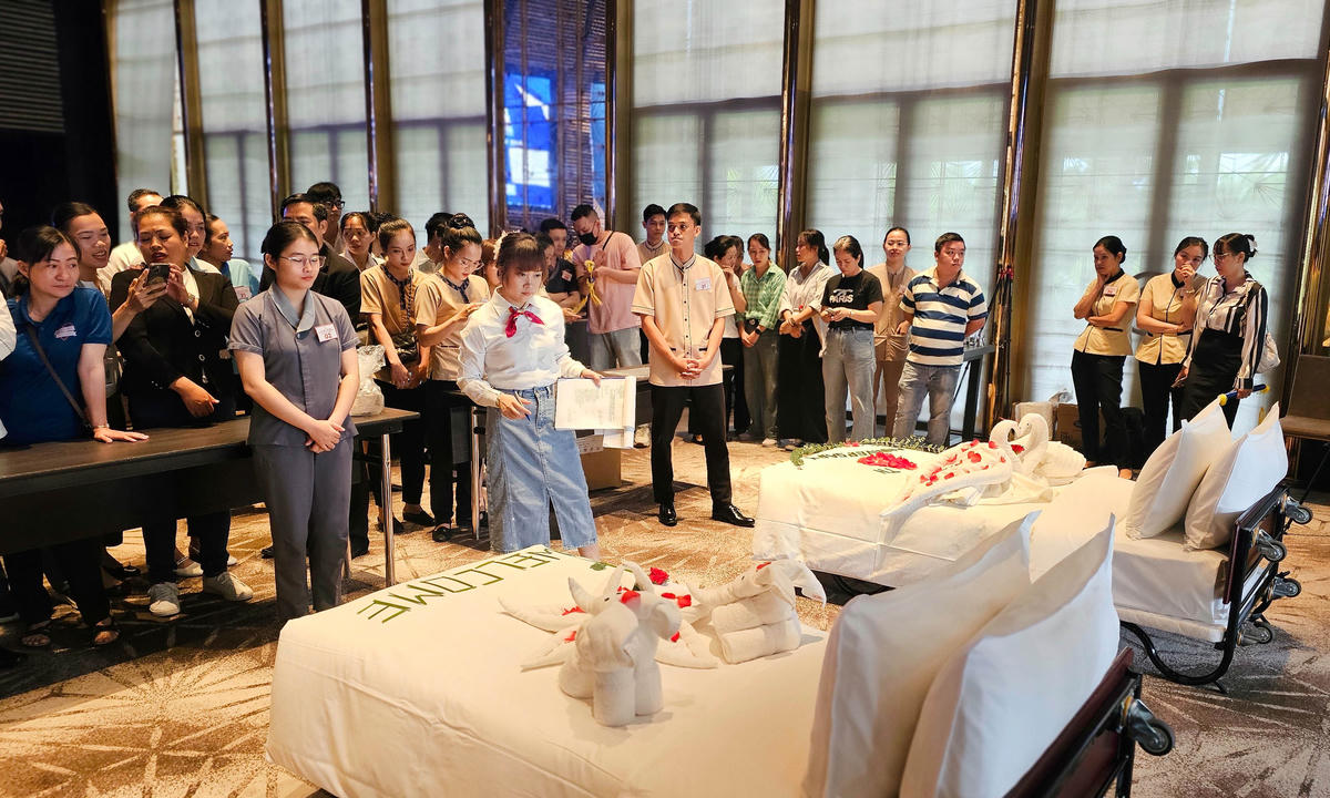 Các hội thi nghiệp vụ buồng phòng nhằm tiếp tục nâng cao chất lượng phục vụ. Ảnh: Nguyễn Tú.