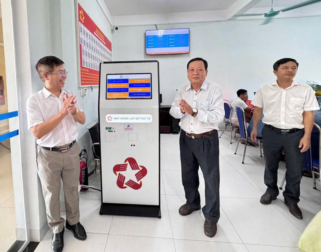 UBND phường An Cựu chính thức đưa Robot Kiosk toàn trình dịch vụ công vào phục vụ người dân. Ảnh: Phường An Cựu.