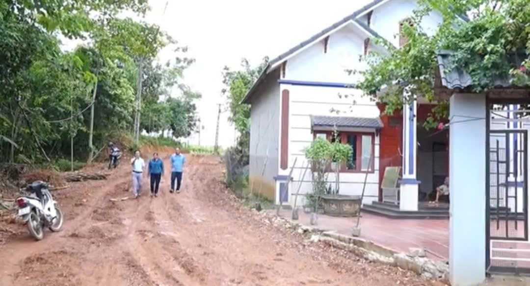 Ông Vi Xuân Hòa - Trưởng ban Công tác Mặt trận thôn Vinh 2 (xã Võ Lao) đi vận động người dân