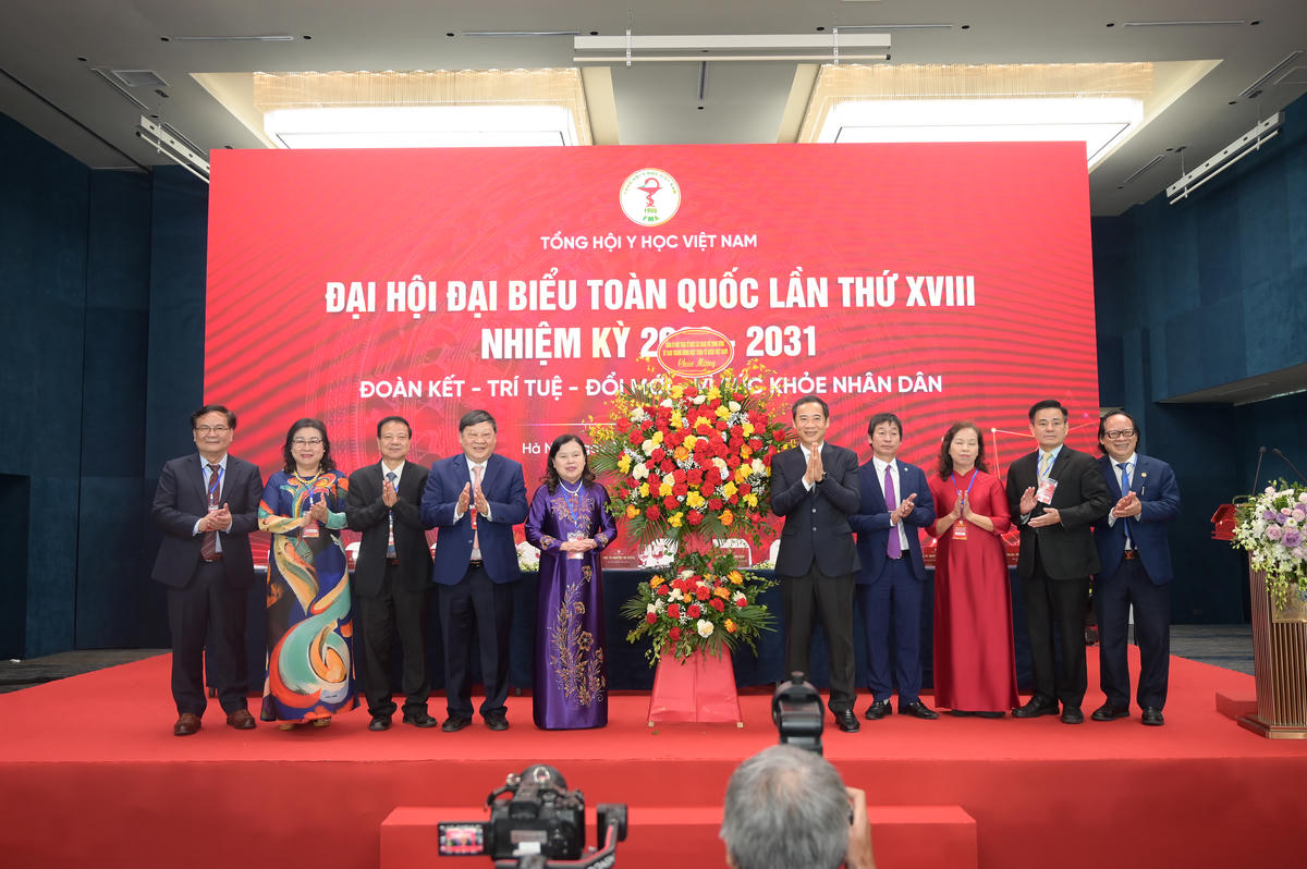 Ông Nguyễn Thái Học – Phó Bí thư, Chủ nhiệm Ủy ban Kiểm tra Đảng ủy MTTQ, các đoàn thể Trung ương tặng hoa chúc mừng Đại hội 