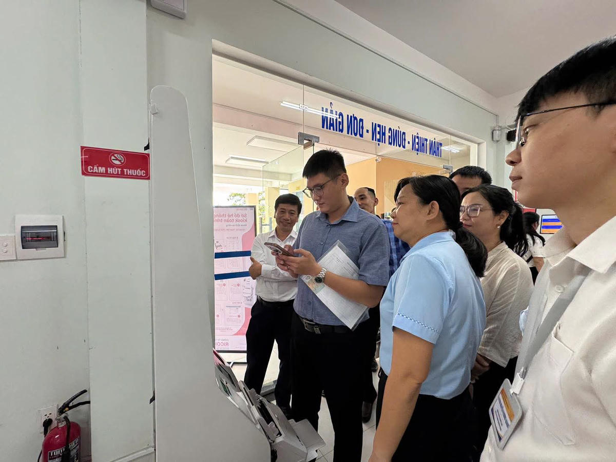 Việc đưa Robot Kiosk vào sử dụng góp phần phục vụ người dân ngày càng tốt hơn. Ảnh: Phường An Cựu.