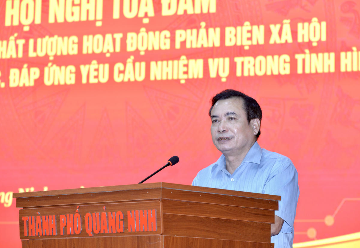 Ông Hoàng Đức Hạnh, Chủ nhiệm Hội đồng tư vấn Dân tộc - Tôn giáo, Ủy ban MTTQ Việt Nam TP Quảng Ninh phát biểu tham luận tại hội nghị.