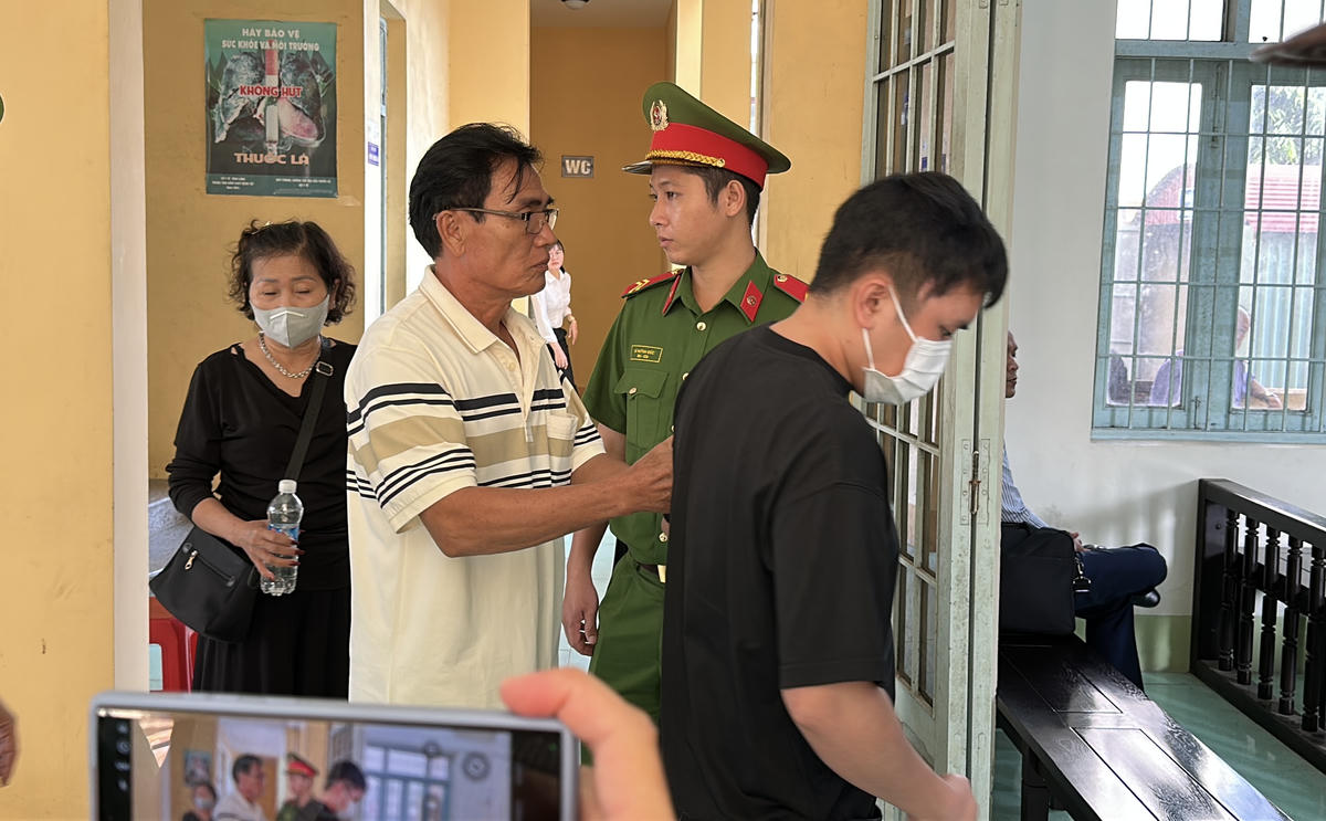 Tài xế Trung được đưa vào phòng xét xử. (Ảnh: Trung Ngãi).