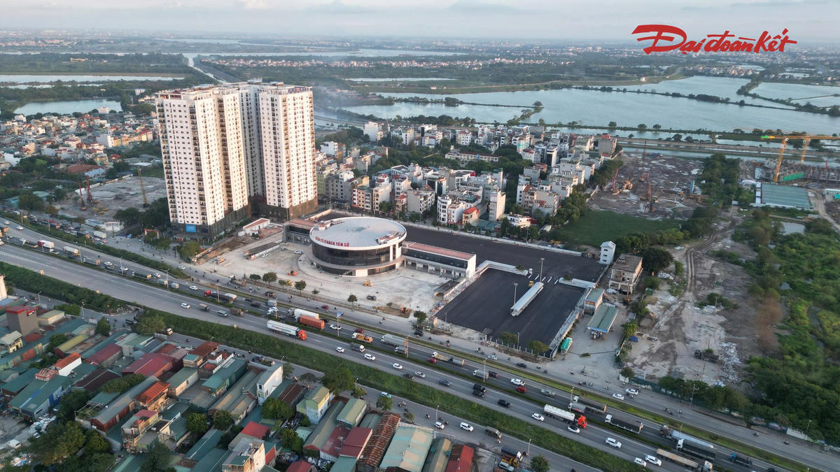 Theo ghi nhận của PV Báo Đại đoàn kết, các hạng mục chính của bến xe Yên Sở cơ bản đã hoàn thiện. Đơn vị thi công đang tập trung chỉnh trang khu vực xung quanh, hoàn thiện mặt đường và một số hạng mục phục vụ vận hành.