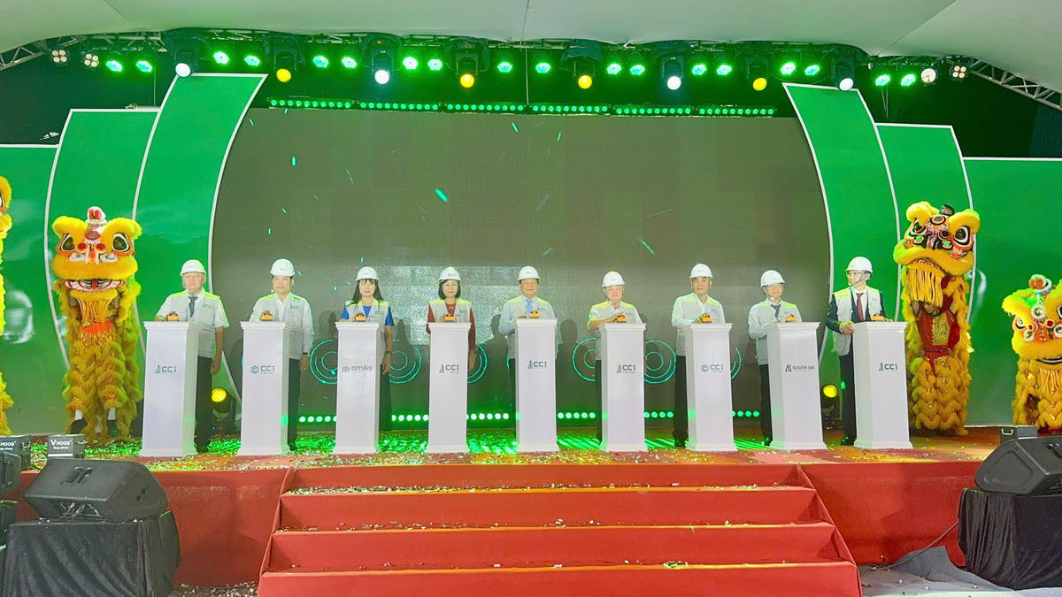 Đại biểu tham dự thực hiện nghi thức khởi công 2 cầu. Ảnh: T.N