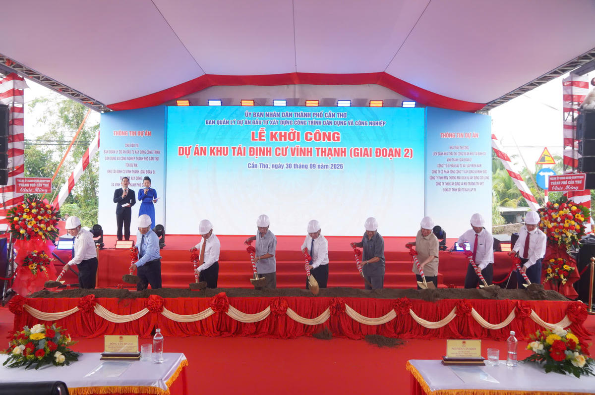 Đại diện lãnh đạo TP và đơn vị chủ đầu tư thực hiện nghi thức khởi công. Ảnh HT