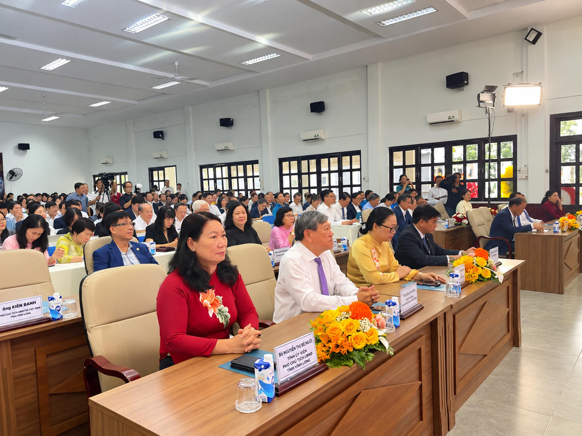 Các đại biểu tham dự buổi lễ. (Ảnh: Trung Ngãi).