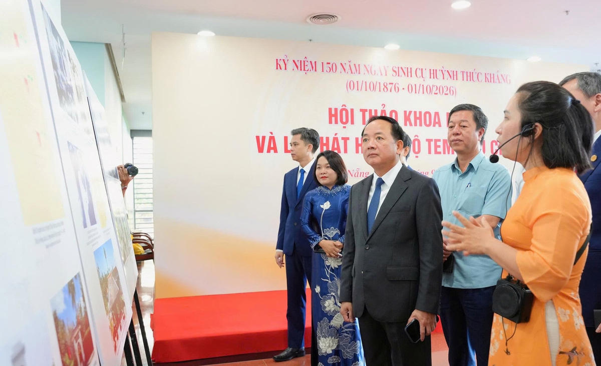 Trưởng ban Tuyên giáo Trung ương Trịnh Văn Quyết (phía trước) tham quan không gian trưng bày tại hội thảo. Ảnh: TC.