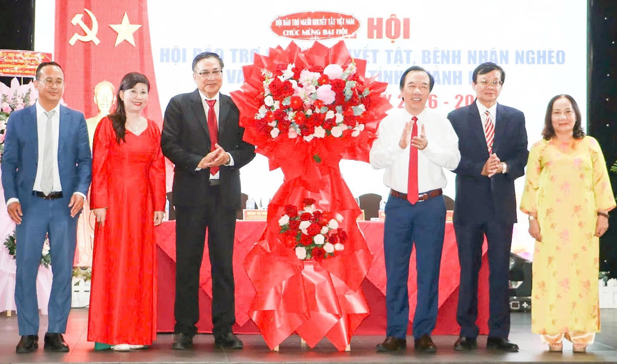 Ông Ngô Sách Thực, Ủy viên Đoàn Chủ tịch Ủy ban Trung ương MTTQ Việt Nam, Chủ tịch Hội Bảo trợ người khuyết tật Việt Nam tặng hoa chúc mừng đại hội.