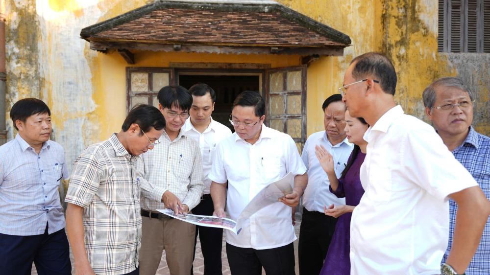 Ông Lê Trí Thanh, Chủ tịch UBND thành phố Huế khảo sát tại Cung An Định. Ảnh: N.H