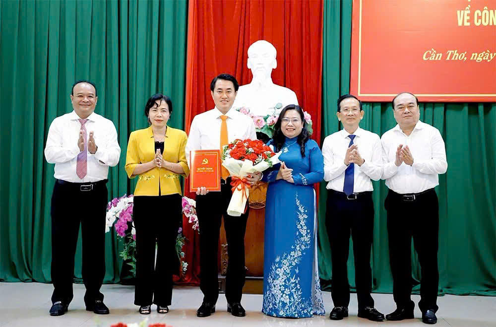 Ông Huỳnh Thanh Phong nhận quyết định tại hội nghị. Ảnh Hồng Vân