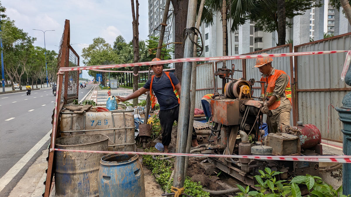 Công nhân, máy móc tiến hành khoan khảo sát địa chất ở đường Mai Chí Thọ, nơi dự án metro Bến Thành-Thủ Thiêm đi qua. Ảnh: Đ.Xá.