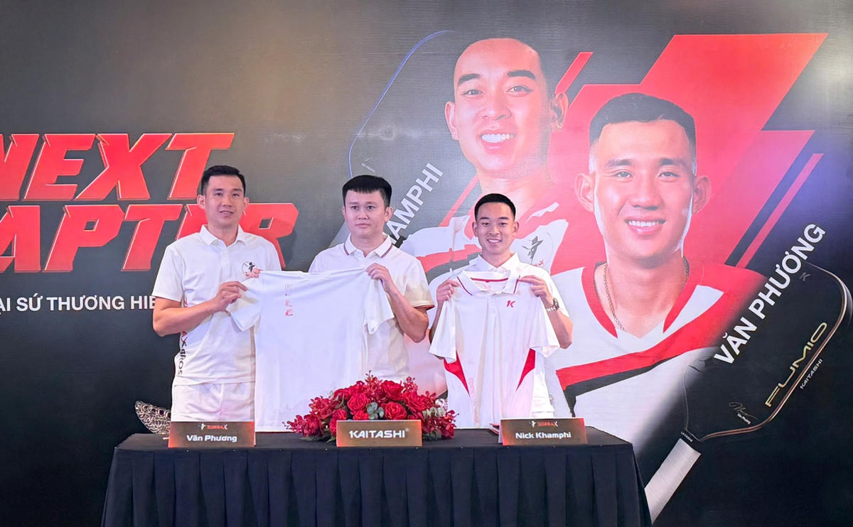 Ông Võ Văn Tài, Giám đốc Kaitashi Group cùng hai vận động viên ký kết hợp tác và trao áo đấu. Ảnh: V.Phong