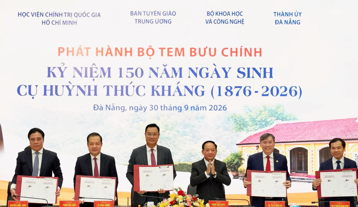 Trưởng ban Tuyên giáo Trung ương Trịnh Văn Quyết (ở giữa) cùng các đại biểu lãnh đạo Trung ương và Thành ủy Đà Nẵng thực hiện nghi thức ký phát hành bộ tem bưu chính kỷ niệm 150 năm ngày sinh cụ Huỳnh Thúc Kháng (1876-2026). Ảnh: TC.