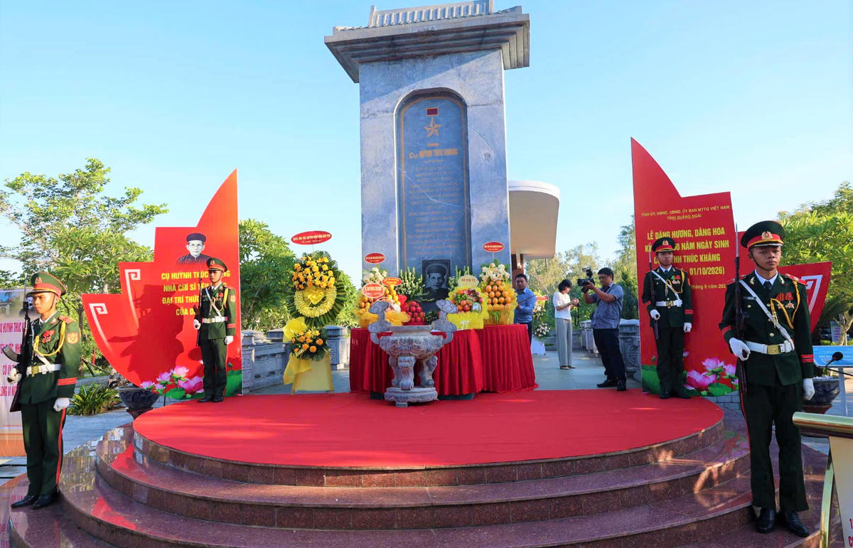 Một góc ngôi mộ của cụ Huỳnh Thúc Kháng ở núi Thiên Ấn. Ảnh: CĐ.