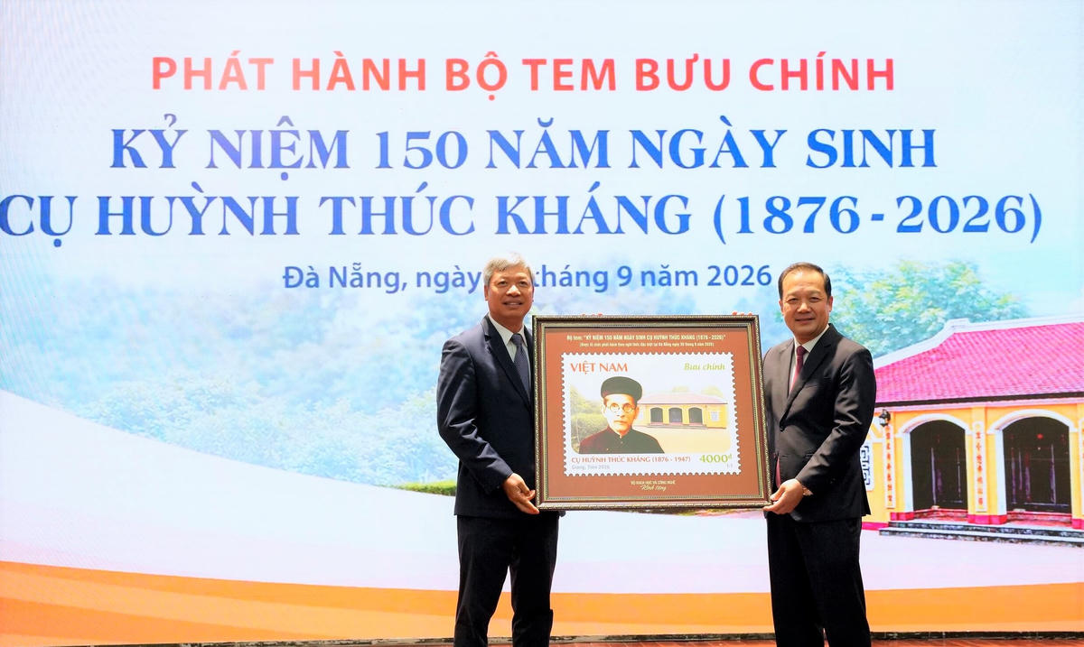 Phó Chủ tịch UBND TP Đà Nẵng Hồ Quang Bửu (bên trái) tiếp nhận bức tranh tem do Thứ trưởng Bộ KHCN Phạm Đức Long trao tặng UBND TP Đà Nẵng. Ảnh: TC.