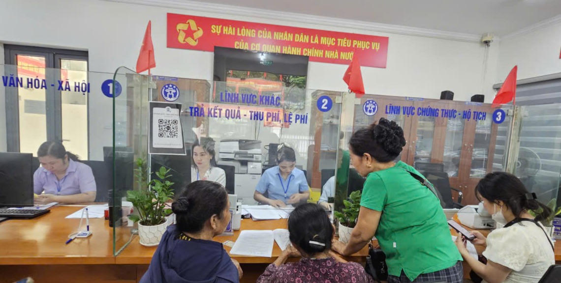 Người dân làm thủ tục hành chính tại điểm hỗ trợ dịch vụ công số Dương Nội. Ảnh: Đạt Lê
