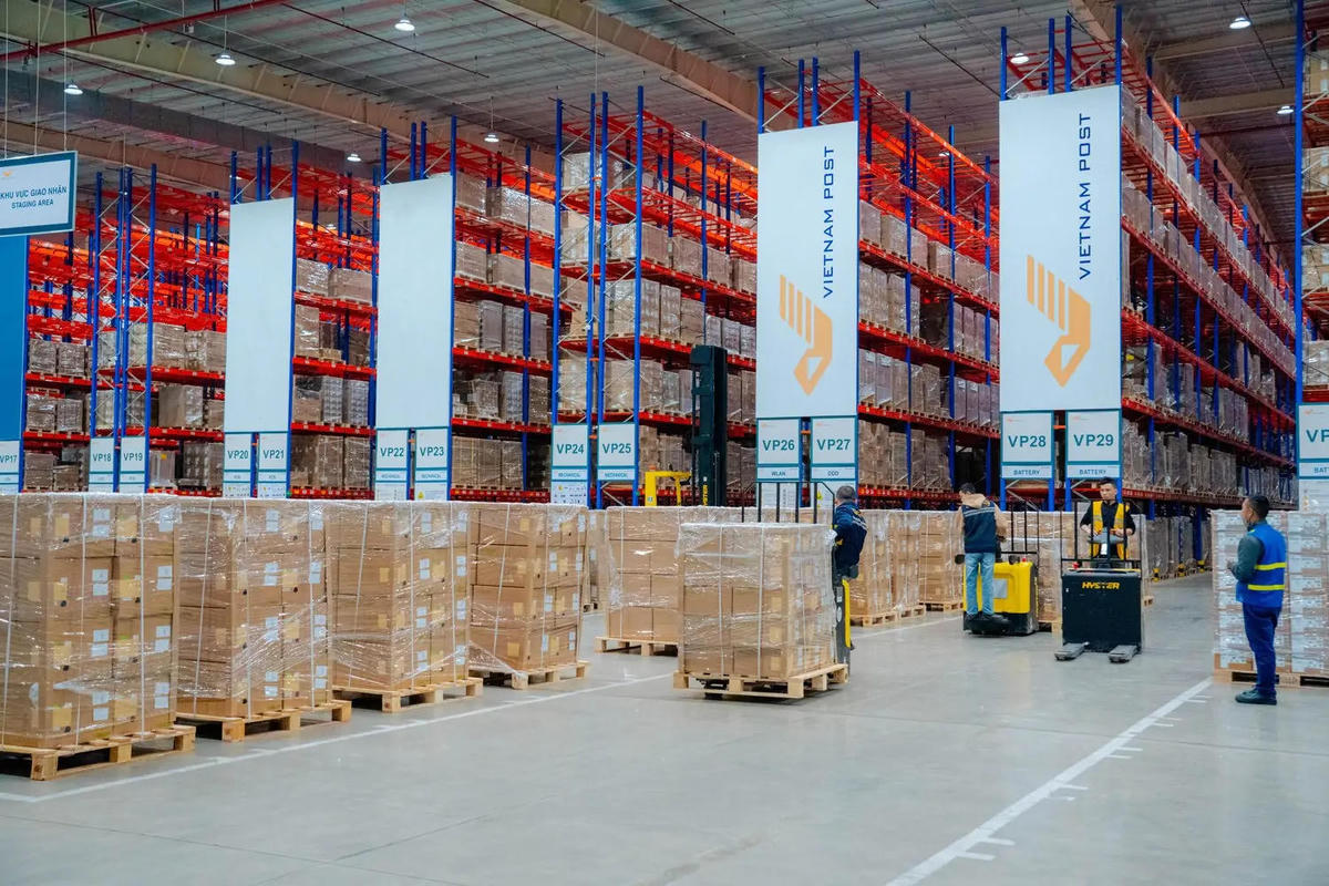 Hoạt động lưu trữ, phân loại và vận chuyển hàng hóa tại kho bưu chính.Ảnh: Vietnam Post