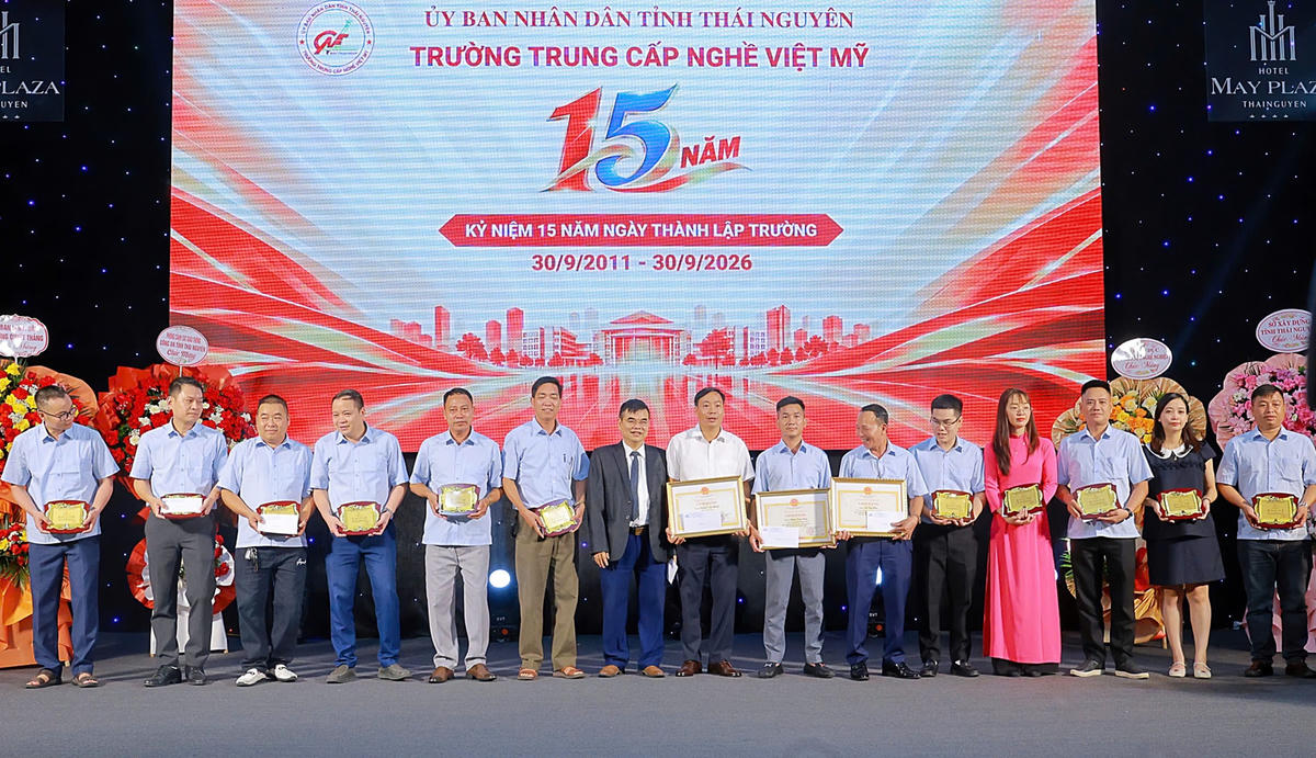 Các cán bộ, giảng viên của Nhà trường nhận bằng khen, giấy khen và kỷ niệm chương. Ảnh: TNGOP.