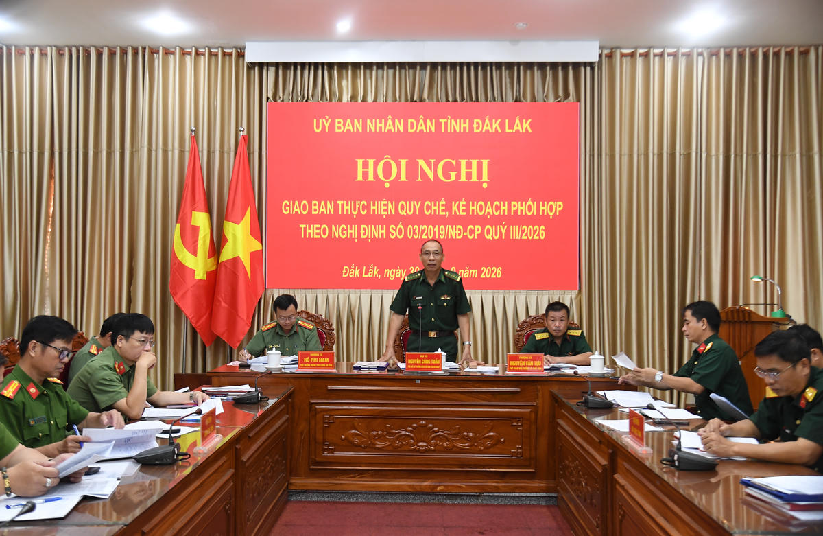 Đại tá Nguyễn Công Tuấn, Phó Chỉ huy trưởng kiêm Tham mưu trưởng Bộ đội Biên phòng tỉnh Đắk Lắk phát biểu tại hội nghị. Ảnh: Nguyễn Lân.