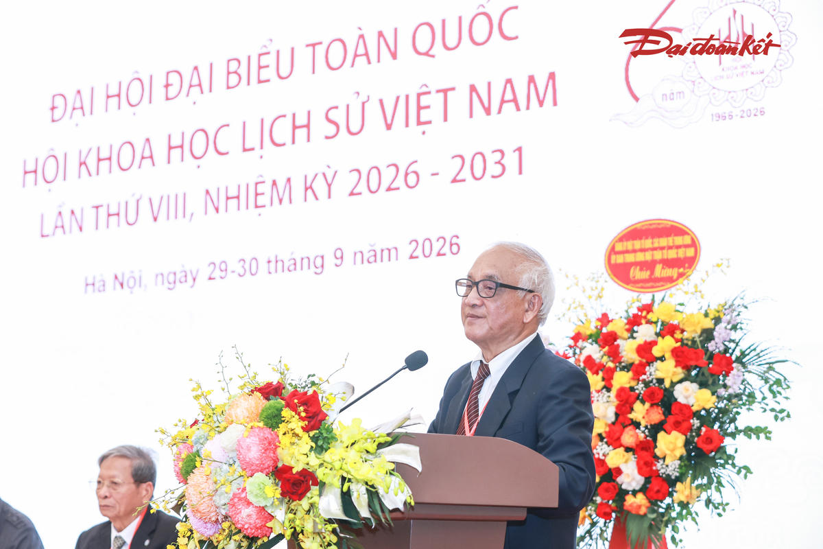 PGS.TS Trần Đức Cường, Chủ tịch Hội Khoa học Lịch sử Việt Nam khóa VII trình bày tóm tắt báo cáo chính trị của Đại hội. Ảnh: Quang Vinh.