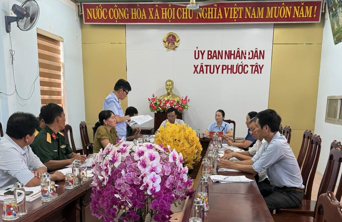 Quang cảnh buổi giám sát của Ủy ban MTTQ Việt Nam xã Tuy Phước Tây. Ảnh: ĐS.