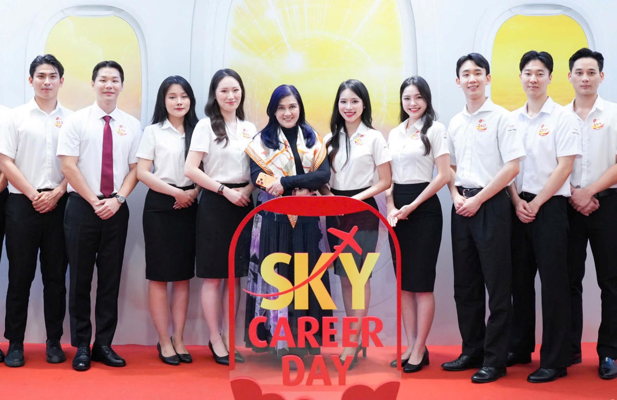 Phó Chủ tịch HĐQT, Phó tổng giám đốc tài chính Vietjet Hồ Ngọc Yến Phương (giữa) chào mừng các ứng viên đến với ngày hội tại TP.HCM