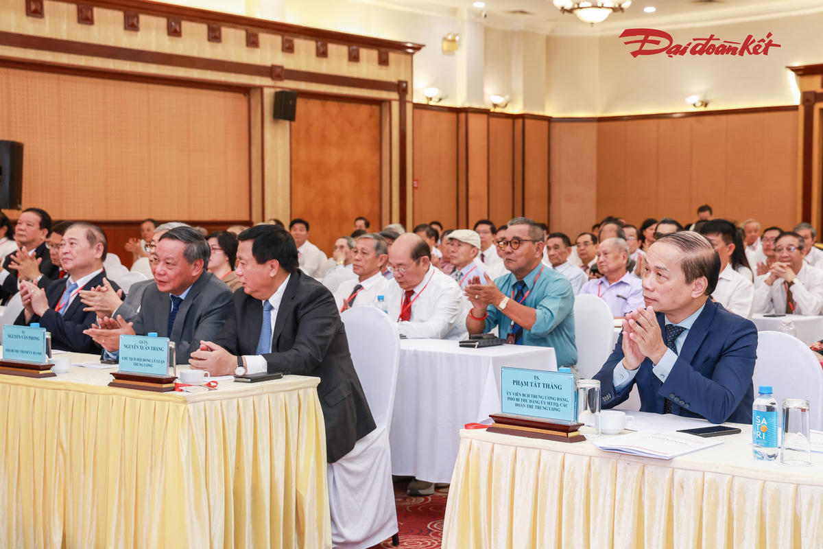 Dự Đại hội có ông Nguyễn Xuân Thắng, Chủ tịch Hội đồng Lý luận Trung ương; ông Phạm Tất Thắng, Ủy viên Trung ương Đảng, Phó Bí thư Đảng ủy MTTQ, các đoàn thể Trung ương. Ảnh: Quang Vinh.