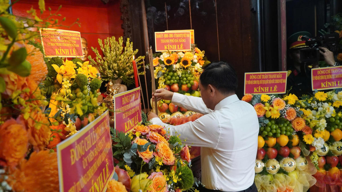Trưởng Ban Tuyên giáo Trung ương Trịnh Văn Quyết dâng hương cụ Huỳnh Thúc Kháng. Ảnh: Tấn Thành.