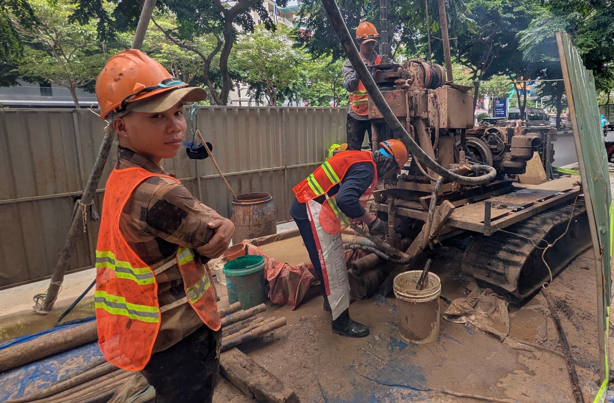 Ngoài ra, tuyến metro Tân Sơn Nhất-Phú Hữu cũng được nhà đầu tư tiến hành khoan khảo sát nhiều vị trí ở gần sân bay Tân Sơn Nhất. Ảnh: Đ.Xá.