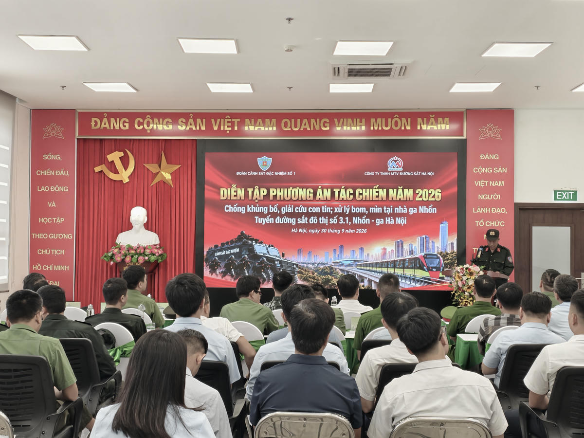 Cán bộ, nhân viên Hà Nội Metro tham gia tập huấn về công tác bảo đảm an ninh, trật tự và phòng, chống khủng bố.