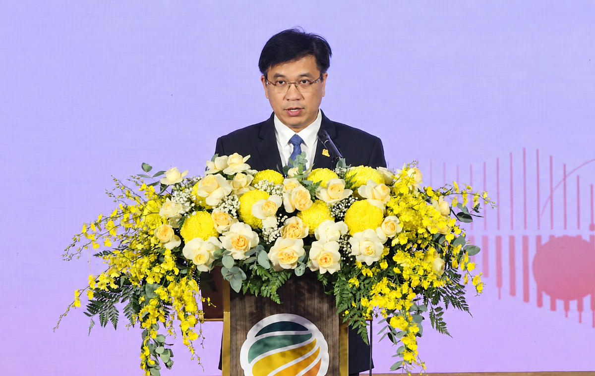 PGS.TS. Bùi Quang Hùng, Bí thư Đảng ủy, Giám đốc UEH phát biểu tại buổi lễ. (Ảnh: Trung Ngãi).
