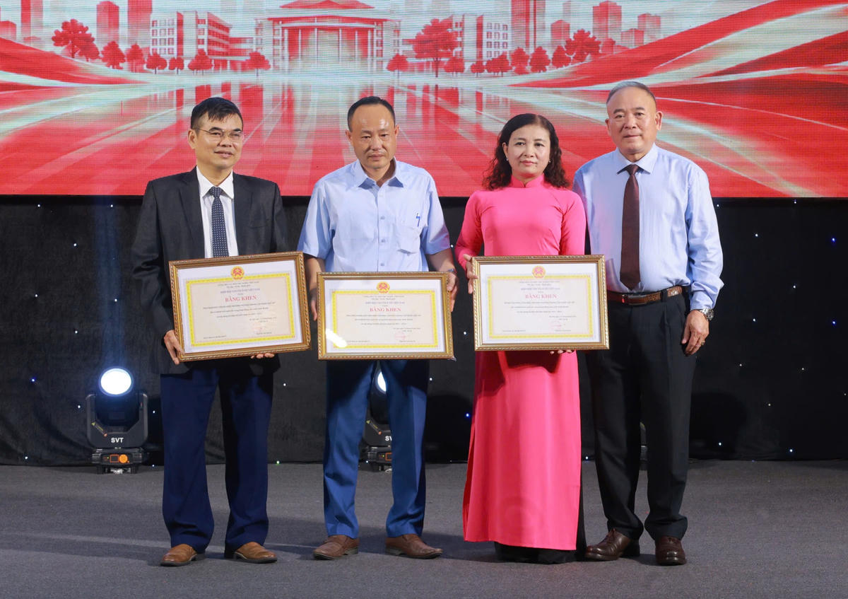 Đại diện Hiệp hội Vận tải ô tô Việt Nam trao Bằng khen cho 1 tập thể và 3 cá nhân có thành tích xuất sắc trong hoạt động sản xuất kinh doanh và xây dựng tổ chức giai đoạn 2021 - 2026