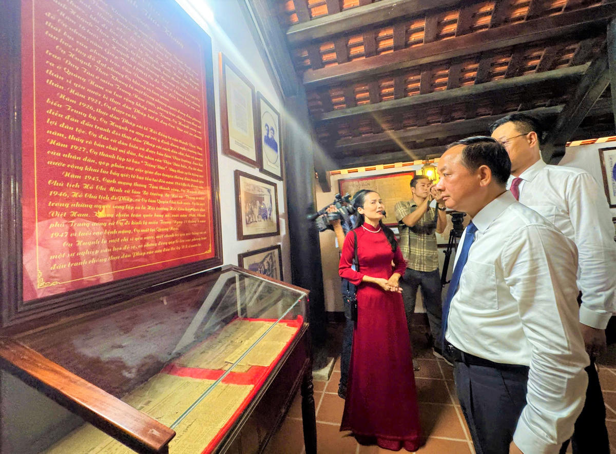 Trưởng Ban Tuyên giáo Trung ương Trịnh Văn Quyết tham quan khu lưu niệm cụ Huỳnh Thúc Kháng. Ảnh: Chí Đại.