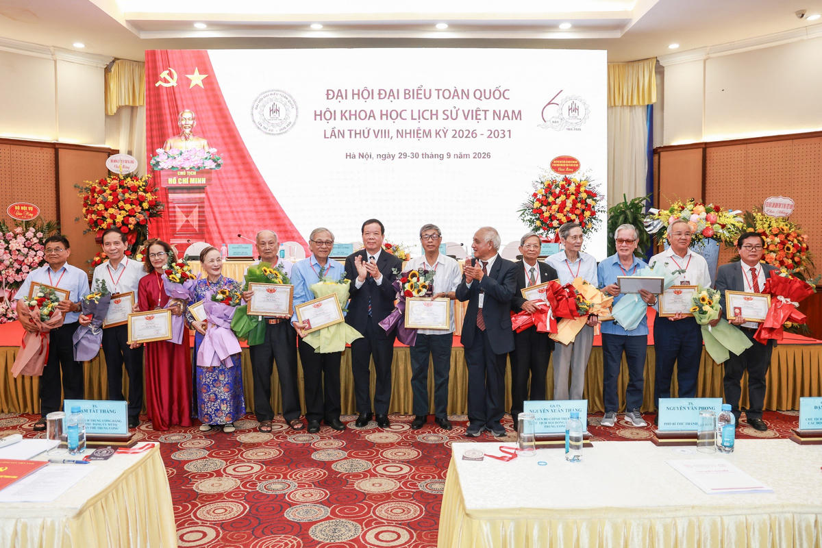 Hội Khoa học Lịch sử Việt Nam tặng kỷ niệm chương cho các cá nhân vì có thành tích trong công tác sử học. Ảnh: Quang Vinh