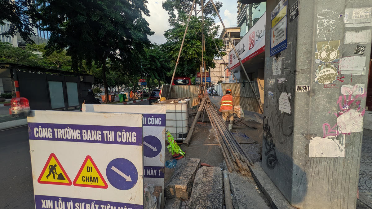 Khoan khảo sát trên đường Hàm Nghi để phục vụ thi công nhà ga ngầm tuyến metro Bến Thành-Thủ Thiêm. Ảnh: Đ.Xá