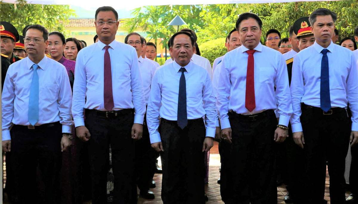 Trưởng Ban Tuyên giáo Trung ương Trịnh Văn Quyết (ở giữa) dành phút mặc niệm. Ảnh: Tấn Thành.