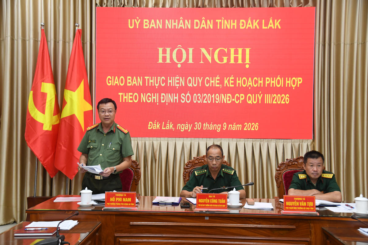 Thượng tá Hồ Phí Nam, Phó Trưởng phòng Tham mưu Công an tỉnh Đắk Lắk phát biểu tại hội nghị. Ảnh: Nguyễn Lân.