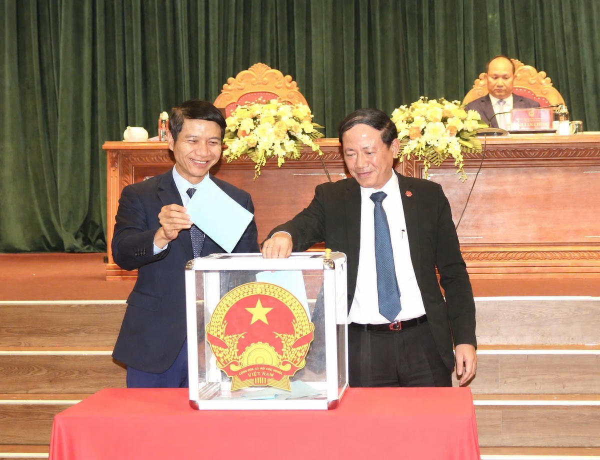 Lãnh đạo tỉnh Gia Lai bỏ phiếu bầu bổ sung tỉnh ủy viên. Ảnh: UBND tỉnh Gia Lai.