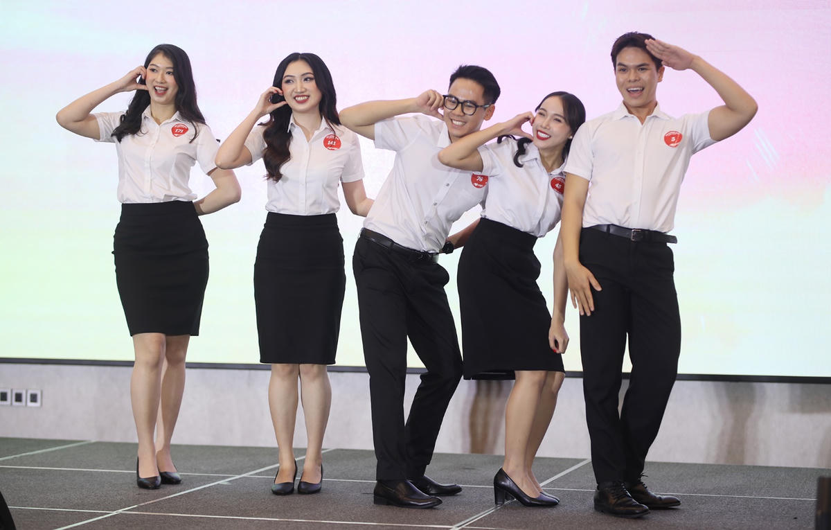Trẻ trung, năng động, các ứng viên thể hiện tài năng trong ngày hội tuyển dụng.
