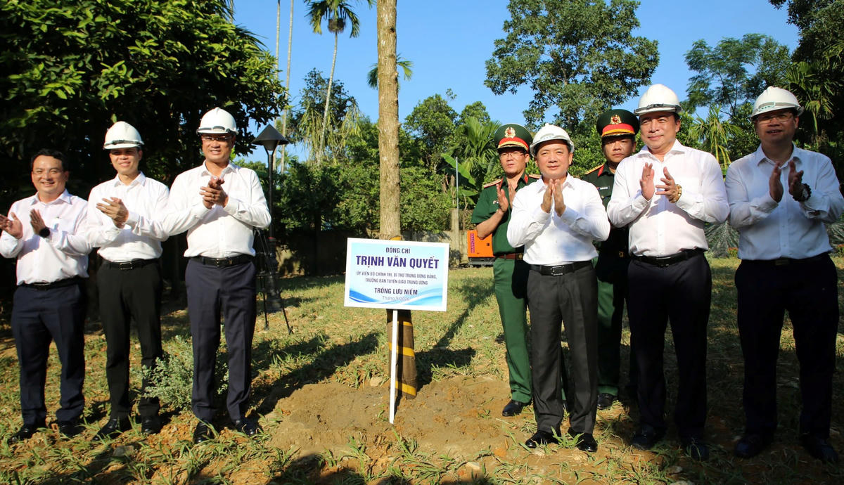 Trưởng Ban Tuyên giáo Trung ương Trịnh Văn Quyết (bên phải) trồng cây lưu niệm tại Khu lưu niệm cụ Huỳnh Thúc Kháng. Ảnh: Nguyễn Tín.