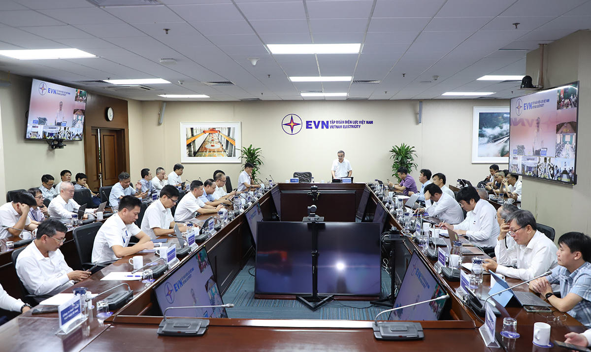 Ông Đinh Thế Phúc - Thành viên HĐTV EVN phát biểu chỉ đạo tại hội nghị