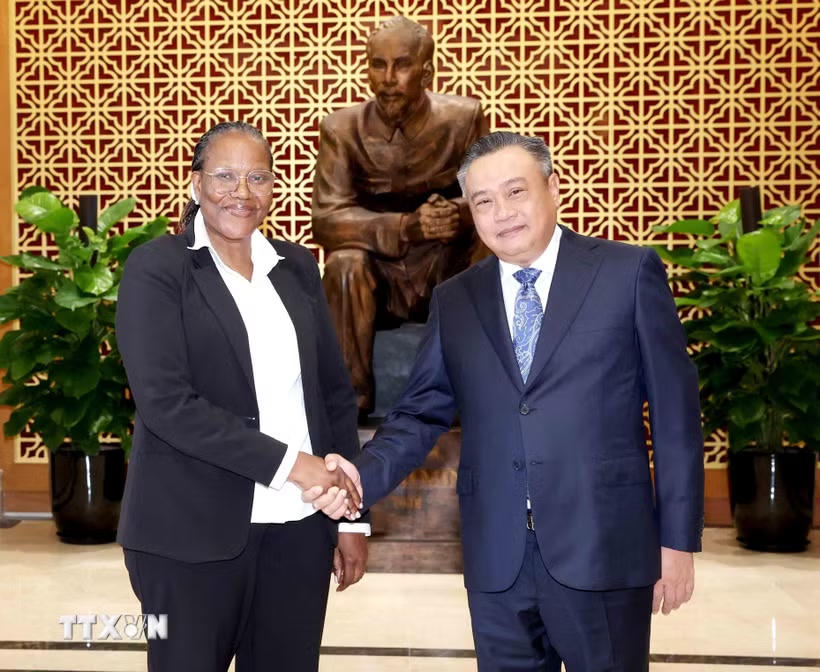 Chủ nhiệm Uỷ ban Kiểm tra Trung ương Trần Sỹ Thanh và đồng chí Ana Comoana, Trưởng Ban Kiểm tra Trung ương Đảng Mặt trận Giải phóng Mozambique (FRELIMO). (Ảnh: Phương Hoa/TTXVN)